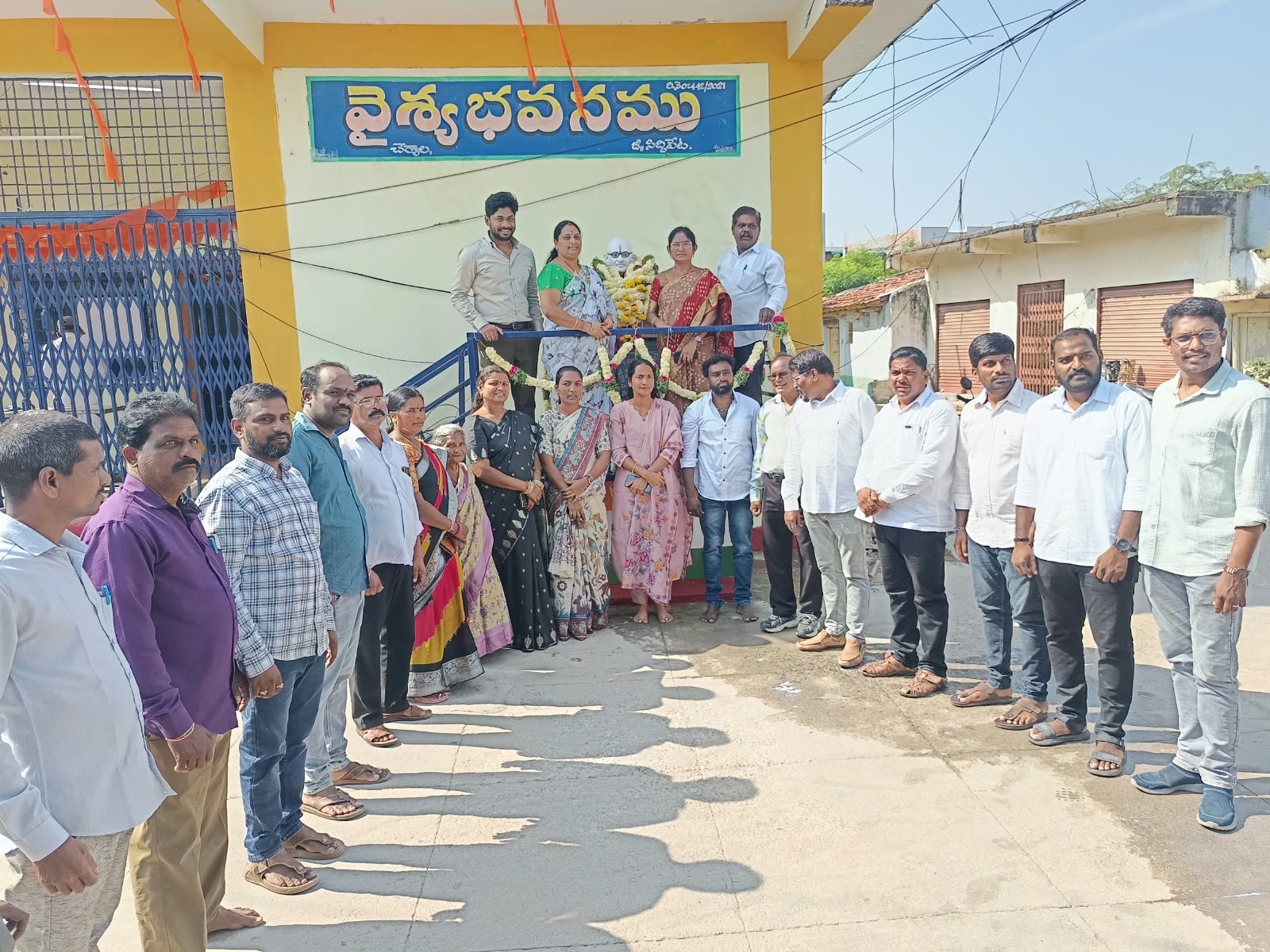 జాతిపితకు చోటేది? చేర్యాల మున్సిపాలిటీ తీరుపై ప్రజల తీవ్ర ఆగ్రహo..! - Additional Image